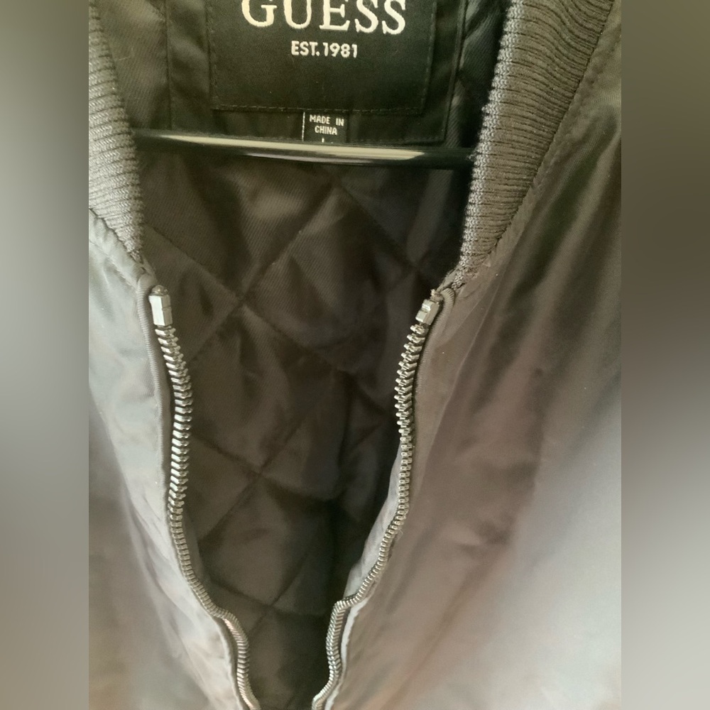 GUESS - Picture 5 of 9